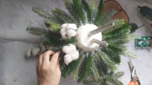 Новогодняя композиция на стол из искусственной ели в фужере