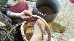 Плетение ручки корзины из лозы.