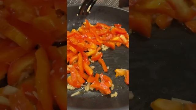 Фрунчоза с креветками в сливочном соусе#готовимдома #едалюблютебя #едассобой #ппужин #простойрецепт смотреть онлайн