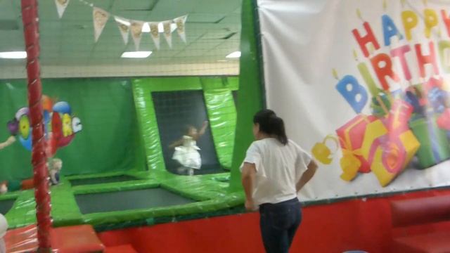 День рождения 5 лет (часть 3), празднование в игровой комнате с фиксиками: Ноликом и Симкой смотреть онлайн