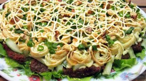 Салат на большой пир.
МЯСНОЙ САЛАТ С ЯИЧНЫМИ БЛИНЧИКАМИ И ОГУРЦАМИ