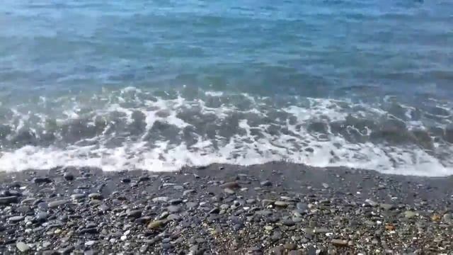 Сочи. Волны разбиваются о гальку. Галечный пляж Сочи.