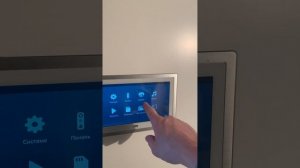 Входная дверь в квартиру с монитором.