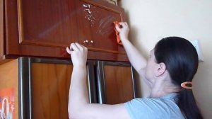 Как отмыть старую водно-эмульсионную краску с вашей мебели за 3 минуты.