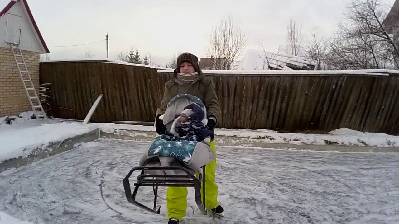 Покатушки на льду  (яванская макака Федор)( домашние обезьяны)