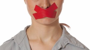 Лекарство от многих болезней? Опасно ли заклеивать рот на ночь