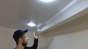 Покраска потолочного плинтуса (багет, галтели) своими руками