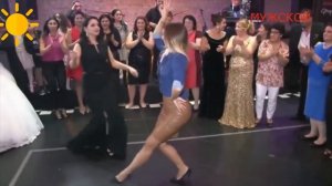 Большие попы в танце.
