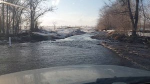 Снег с полей затопил дорогу в Самаре.