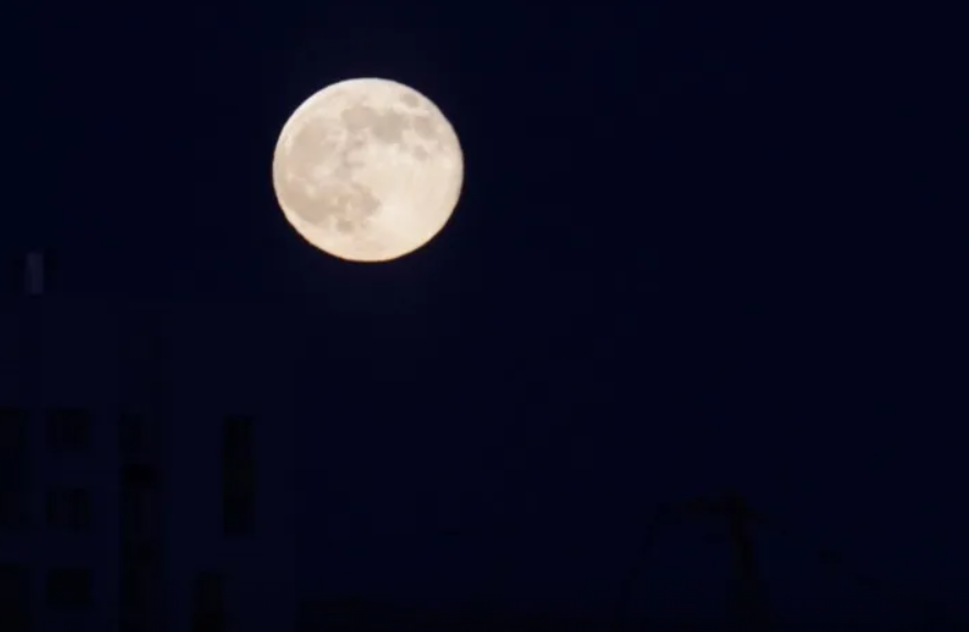 Неземная красота: огромная Луна повисла в небе над Петербургом