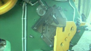 Видео пресс-ножницы нг5224 гильотина смотреть видео нг5224 ножи рубить уголок профиль прутка нг5222