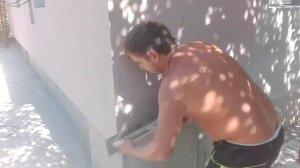 Нанесение кварцевой грунтовки на фасад.