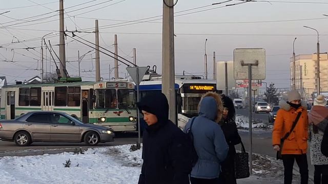 Сцена в Бишкеке. Новый троллейбус и его предок ЗИУ смотреть онлайн