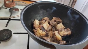 тушим говяжьи рёбрышки с картошкой. Готовим вместе, ?