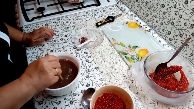 С икры рыбы горбуши снимаем пленку тремя способами. смотреть онлайн