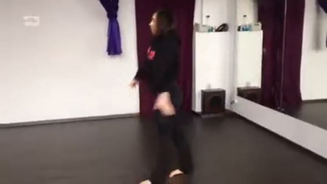 Делаем махи в шаге для растяжки на шпагат. смотреть онлайн