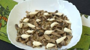 Салат Берёзка с куриным филе и черносливом