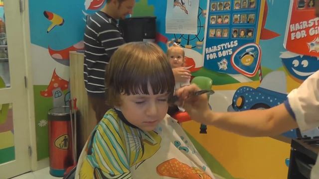 #видео_для_детей #Curls_off! Долой кудри! Новая прическа Джорджи. Детская парикмахерская в Дубае смотреть онлайн