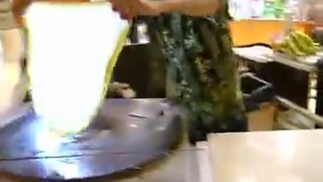 Паттайя. Еда в Central Festival. Как делают блинчики с банановой начинкой Banana Roti в кафе смотреть онлайн