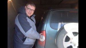 Замена лампы А 12-21-3 (P21W) задних стоп сигналов в автомобиле Шевроле Нива