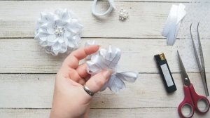 Белоснежные бантики с люрексом. Бантики из узких лент DIY | ribbon bows | laços de fita