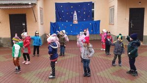 Флешмоб ко Дню космонавтики Средняя группа "Цветик семицветик"
