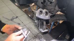 Субару Форестер 2.0 (SUBARU FORESTER) замена передних тормозных колодок