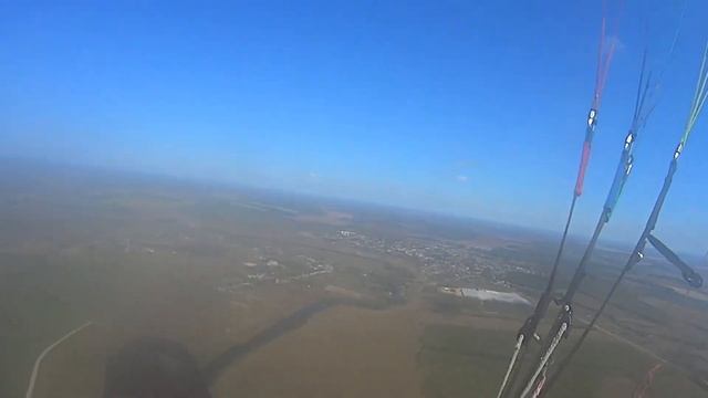 полет на параплане в Новосиле с низко летящим легким самолетом