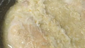 Тушу куриные окорочка на сковороде, а вместо воды добавляю кабачок