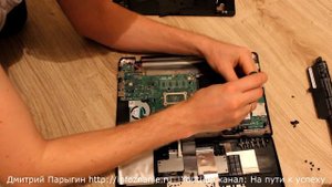 Как разобрать нетбук asus f200m? Не работает монитор.