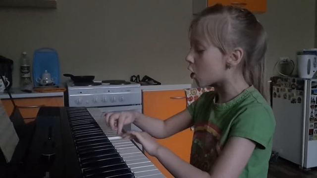 Аня играет на пианино🎹 смотреть онлайн