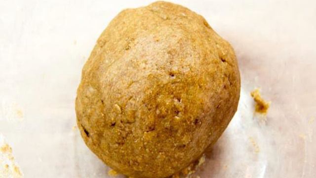 РЖАНАЯ ГАЛЕТА С ГРУШАМИ И МИНДАЛЕМ