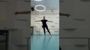 Battement tendu frappe на середине зала