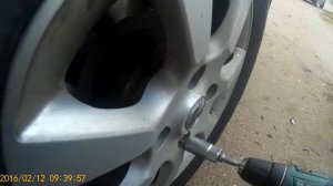 Откручиваем болты шуруповертом