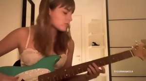victoria de angelis playing bass in her room