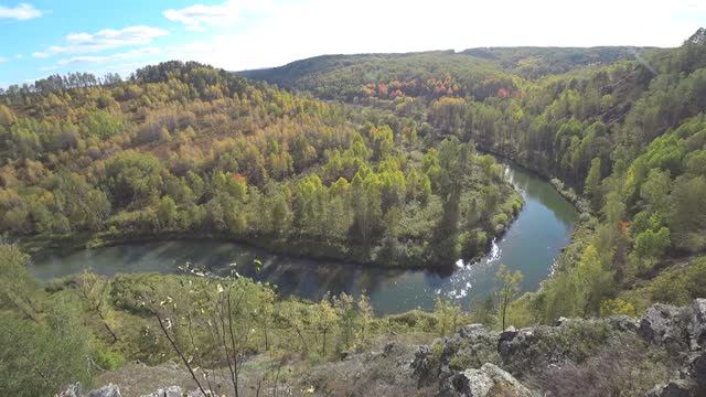 Поход по скалам у урочища Жерновка смотреть онлайн