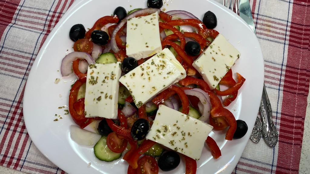 Греческий салат "Хориатики" - вкусный и полезный овощной салат. смотреть онлайн