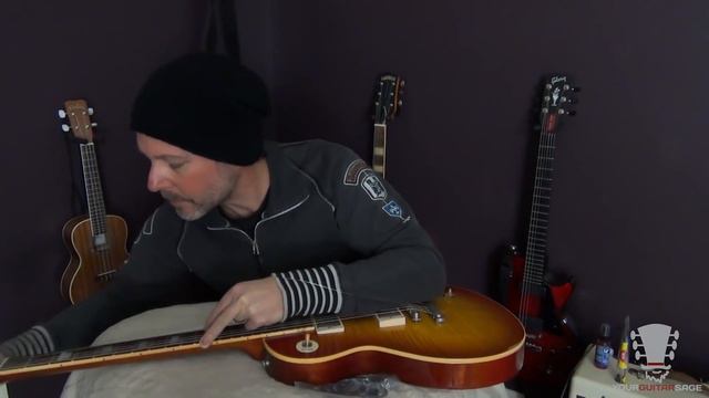 Changing Strings on a Gibson Les Paul Electric Guitar смотреть онлайн