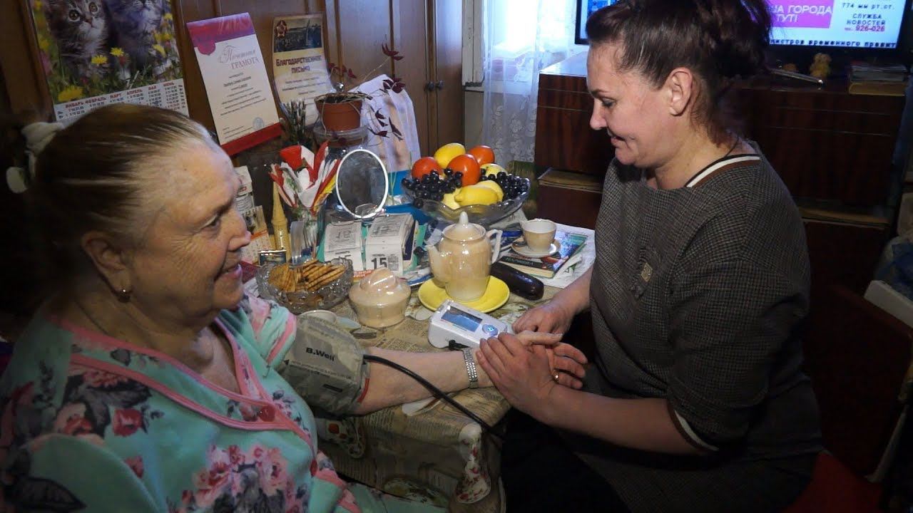 Соцработники ухаживают за пожилыми людьми