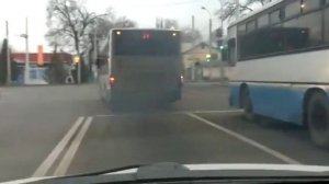 Автобус Yutong нещадно дымит