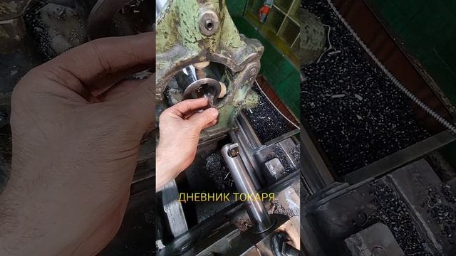 Как продолбить шпон паз на токарном станке.