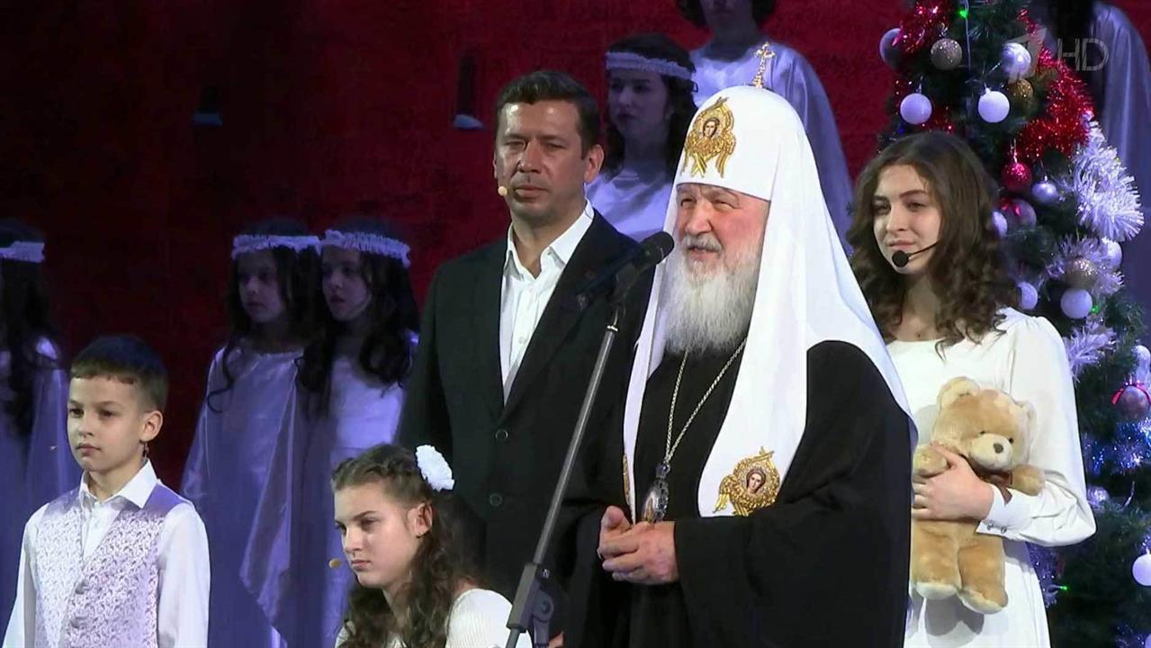 На Рождественской елке патриарх Кирилл поздравил с праздником и благословил маленьких зрителей
