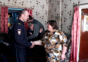 Кемеровские транспортные полицейские спасли замерзающего человека