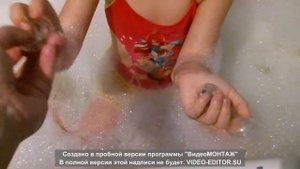 открываем сюрпризики в ванной с пеной