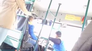 Водитель автобуса в Актау за рулем пьет горячий чай