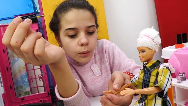 Кукла Барби на работе. Офисный стиль для Барби. Салон красоты. Видео с куклами для девочек