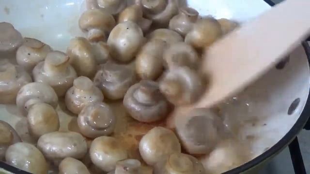 Шампиньоны жаренные целиком с чесноком