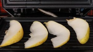 Бутерброды с грушей, сыром и кедровыми орехами