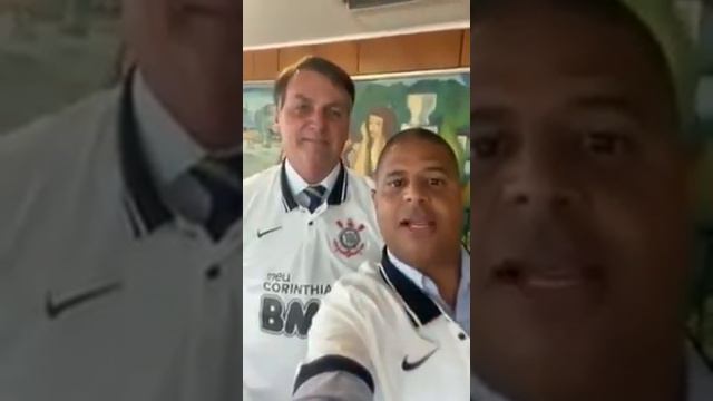 Bolsonaro veste a camisa do Corinthians