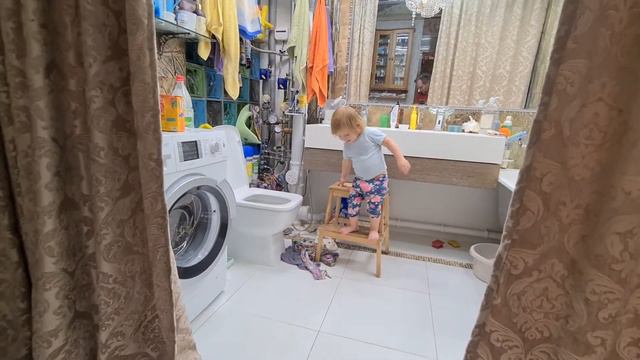 кидает ложечку в ванной, а папа её возвращает смотреть онлайн